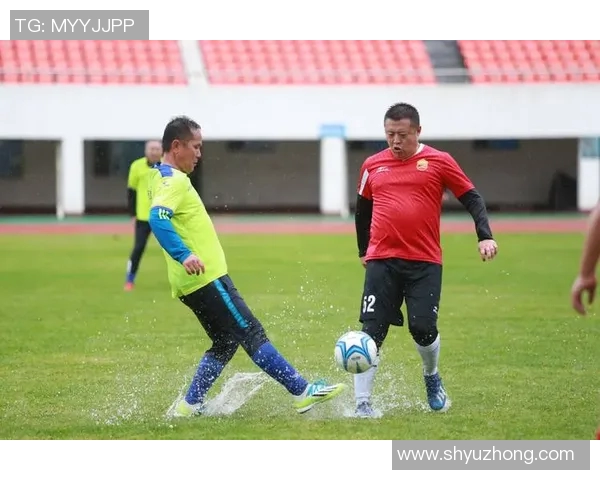 足球明星在赛场外的另一面：认真做作业的学习榜样